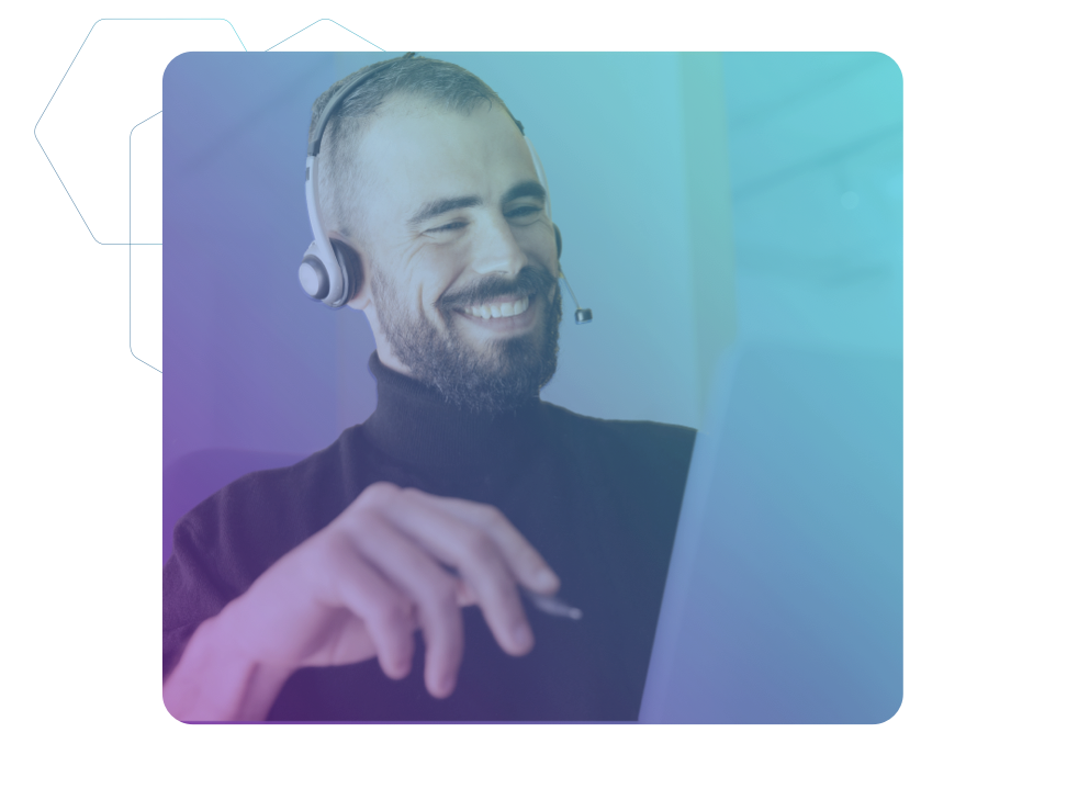 Ein Mann mit Head-Set unterstützt lächelnd bei einer Support-Hotline