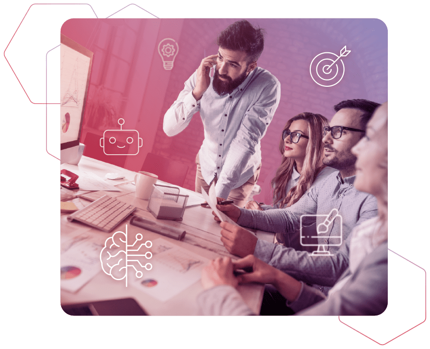 Zwei Männer und zwei Frauen arbeiten gemeinsam an einem Projekt, haben einige Unterlagen und einen Monitor vor sich und sind umgeben von Icons als Symbole für Zielgerichtetheit, Ideenreichtum und KI auf rot-blauem Hintergrund