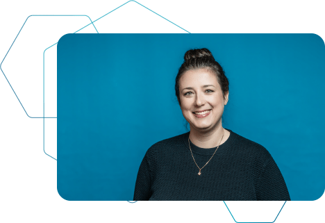 Laura Schulte, Human Resources, lächelt in die Kamera