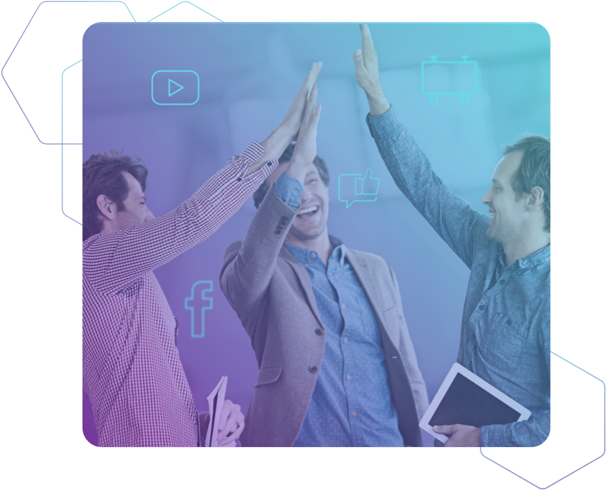 Drei Personen freuen sich ihren Erfolg im Marketing