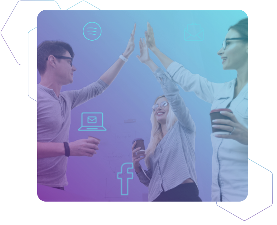 Zwei Marketingangestellte, die sich über ihren Erfolg freuen