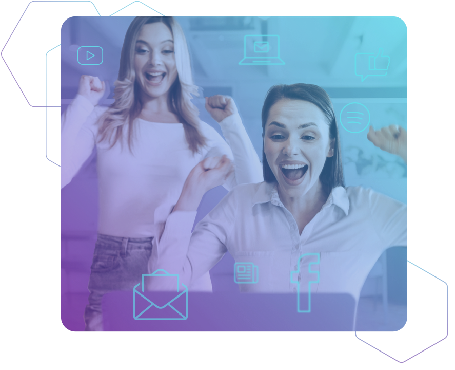 Zwei jubelnde junge Frauen vor einem Laptop auf blauem Hintergrund umgeben von Icons als Symbole für Social Media und Werbung