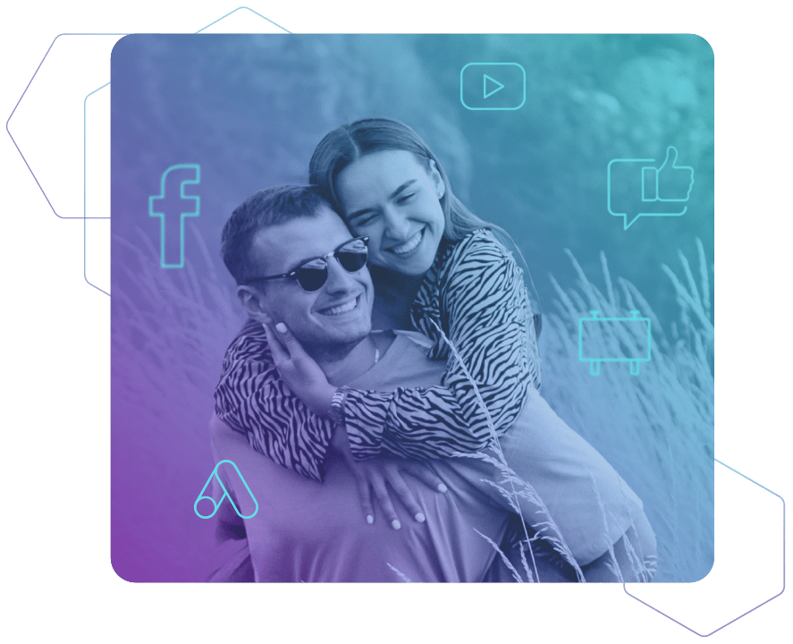 Ein sich umarmendes Paar auf blauem Hintergrund umgeben von Icons als Symbole für Social Media und Werbung