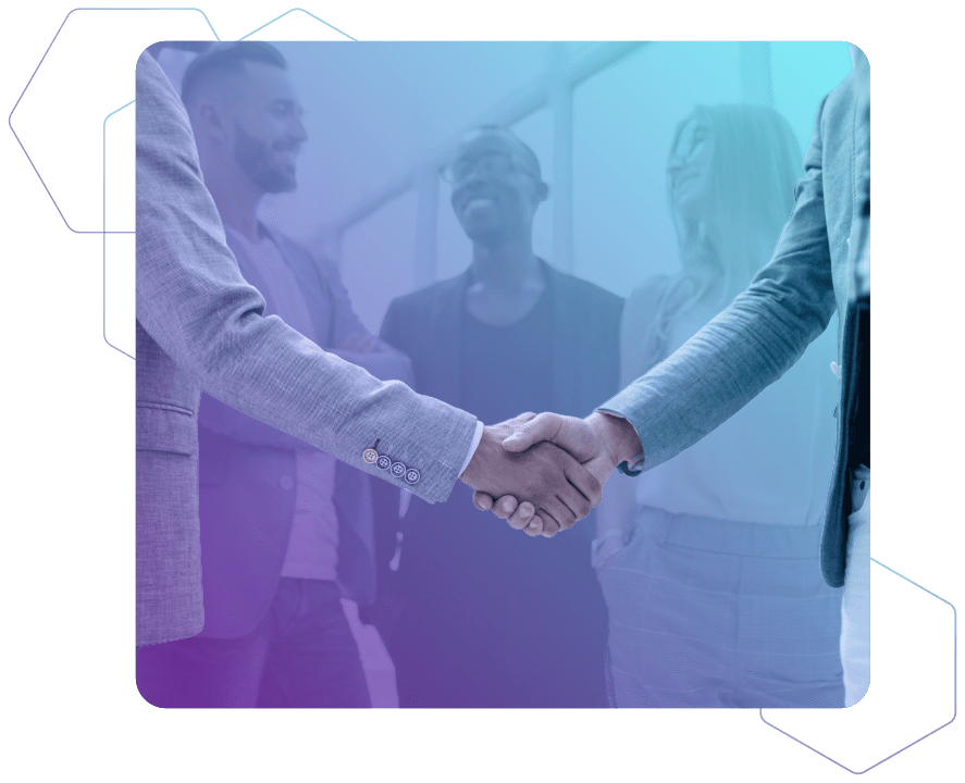 Ein Handschlag zwischen zwei Menschen auf rot-blauem Hintergrund, in welchem drei weitere Menschen sich lächelnd anschauen